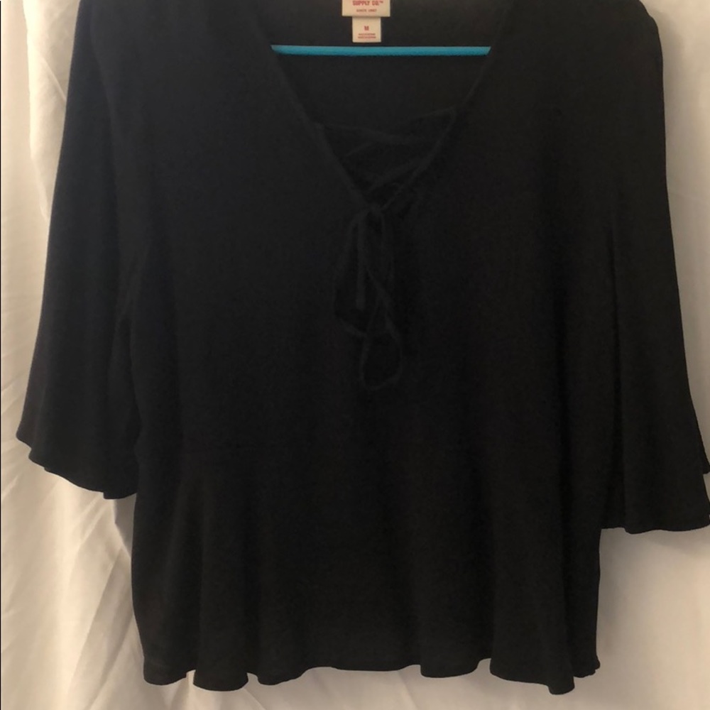 🍾black tie front flowy top!